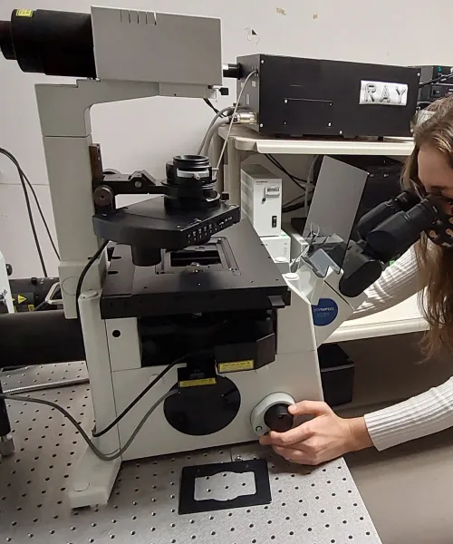 Student working at the confocal microscope.