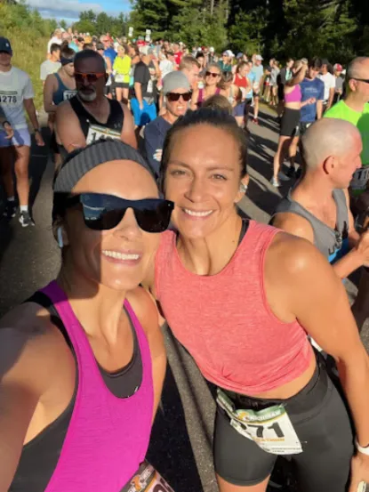 Brigitte and her sister Cheryne at the starting line of the 2022 Marquette Half Marathon