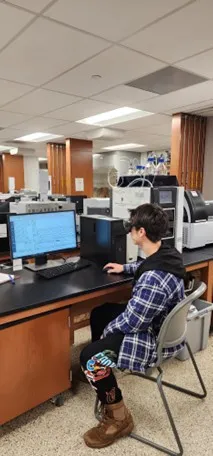 Student using an LCMS in MEDP lab