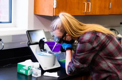 Student using the nanodot DNA analyzer in CH 440 Capstone course.