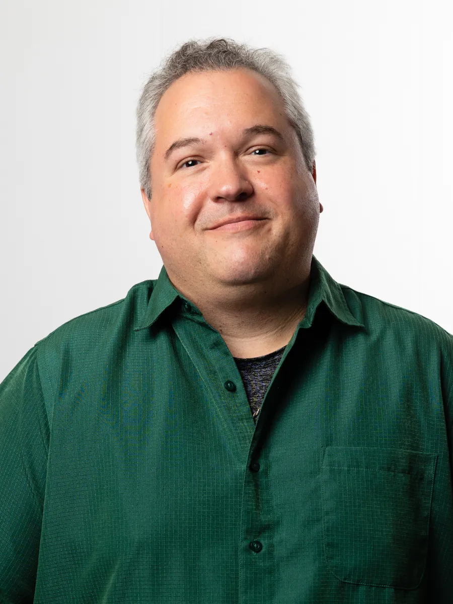 Coordinator in a green button down shirt.