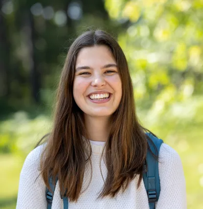 Gracie Witt portrait photo outdoors with green leaves in the background