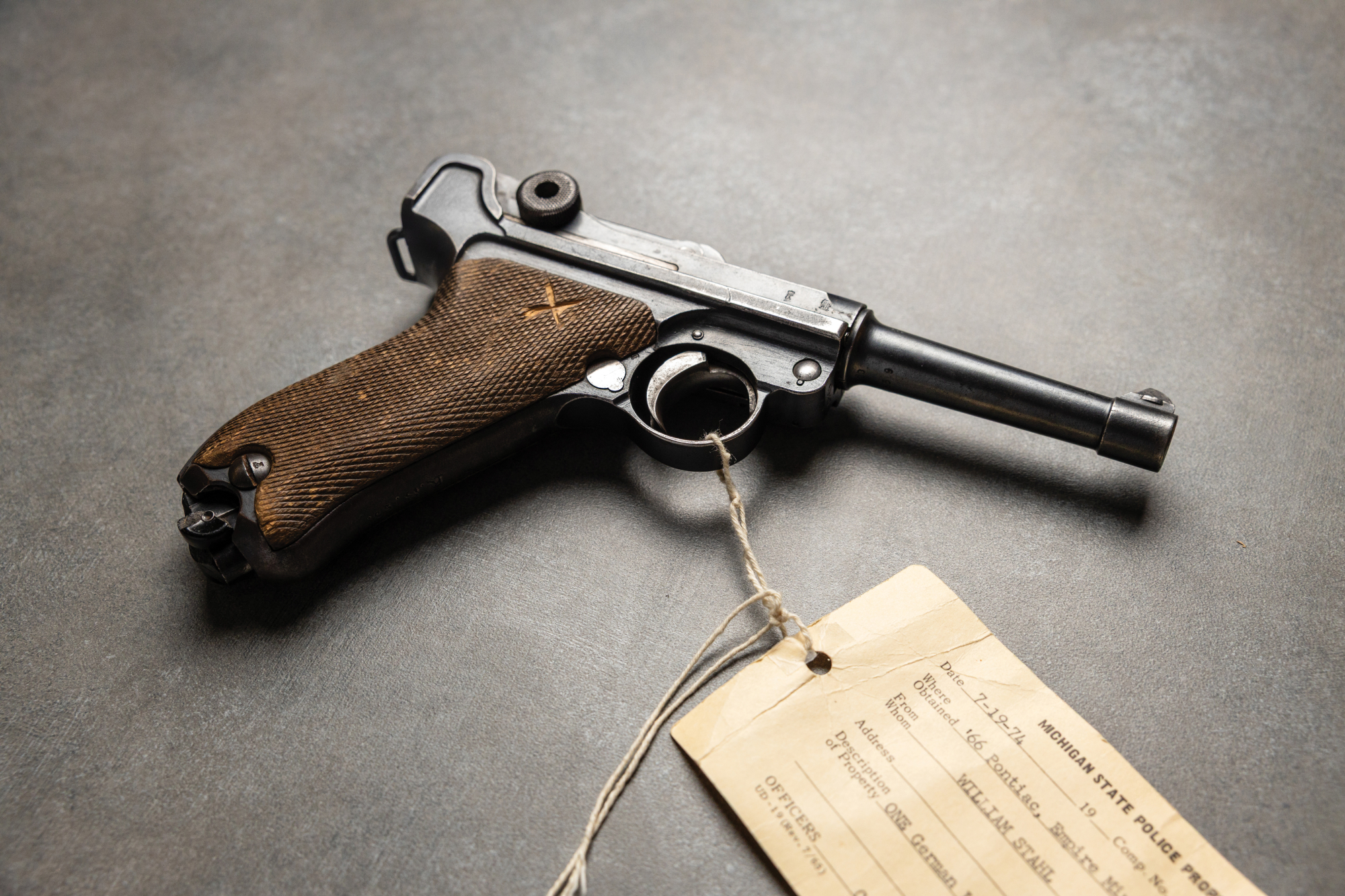 Gesichert Luger 9mm gun