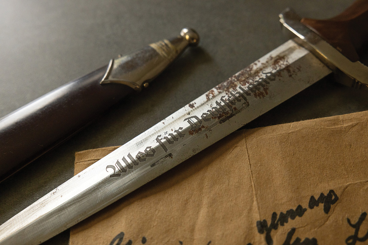 Sheaf and dagger engraved with "Alles für Deutschland"