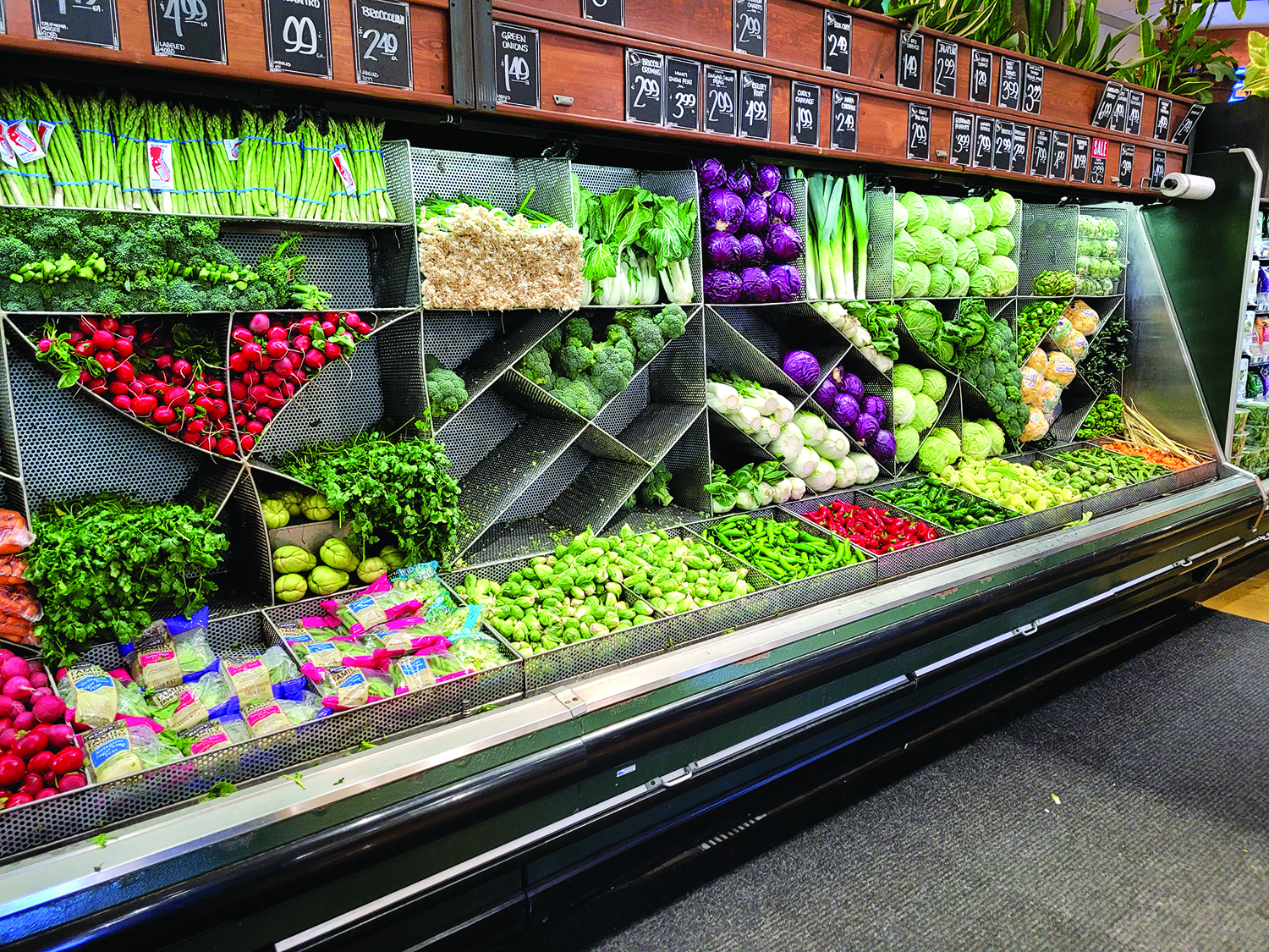 Abundant vegetables in diagonal displays in a store