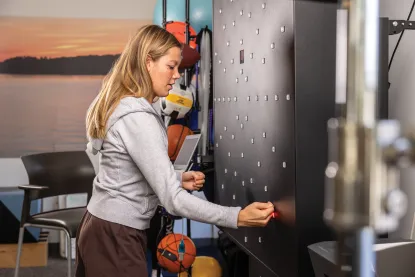 Student Natalie Molnau takes a cognitive test in the clinic