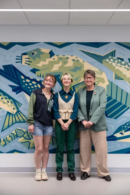 Sydney Kuipers, Van Squier and Leslie Warren in front of the mural.