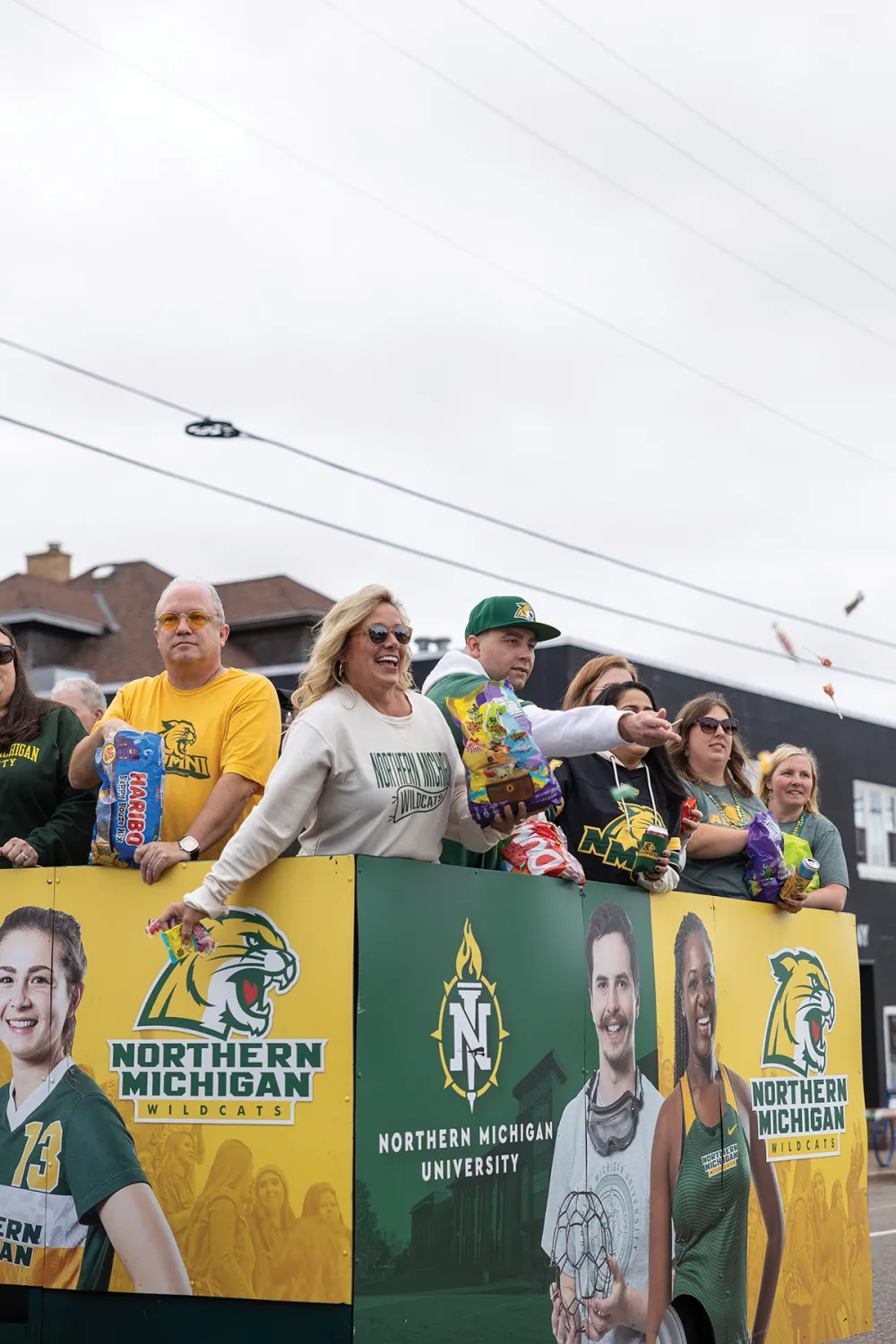 Alumni in Homecoming float